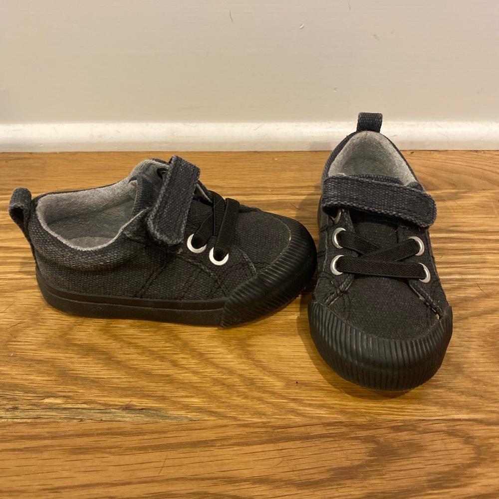 Cat and Jack boys sneaker size 5